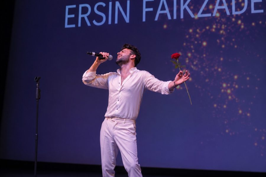 Üstün Akmen Tiyatro Ödülleri Gecesinde Ersin Faikzade Hayran Bıraktı