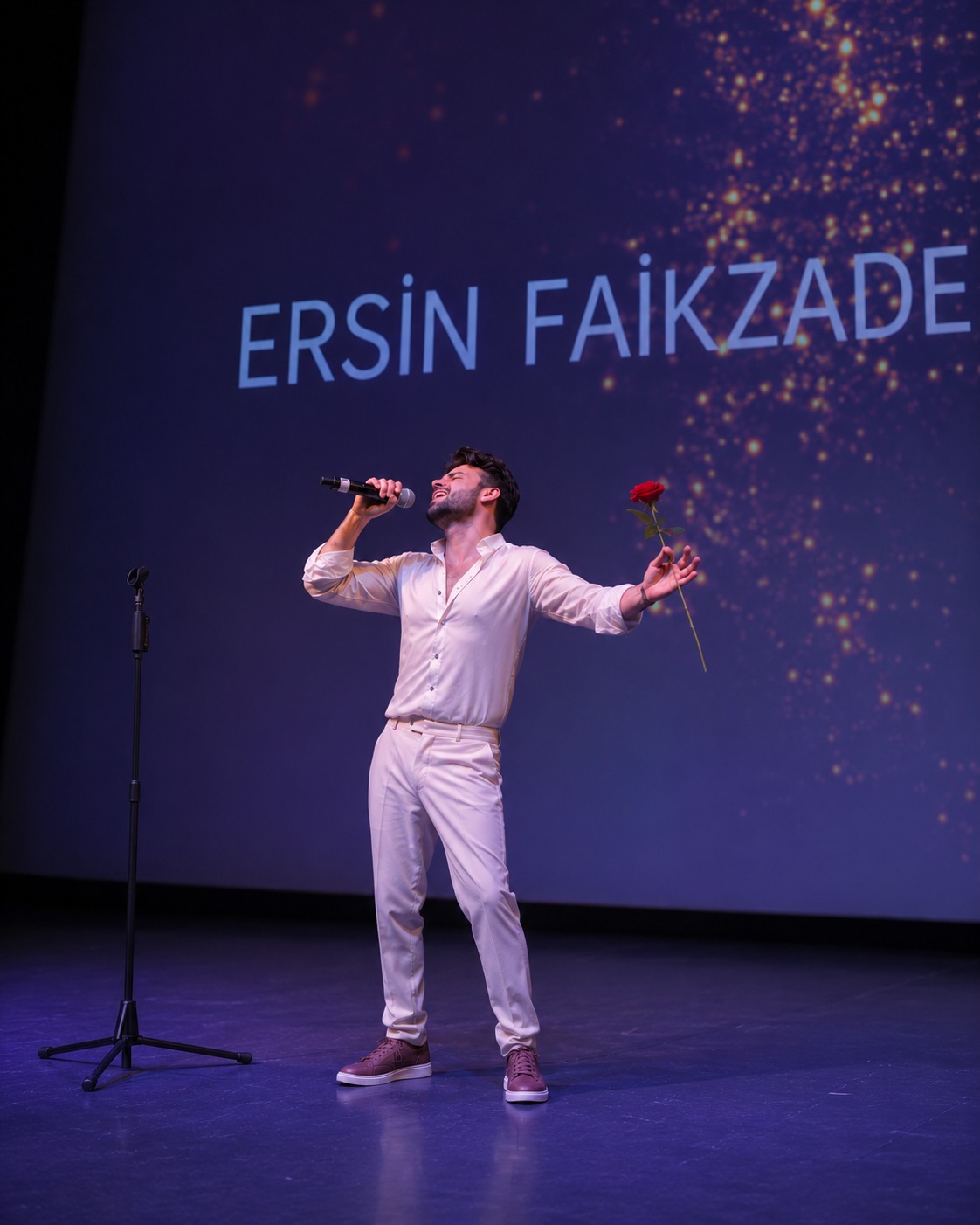 Üstün Akmen Tiyatro Ödülleri Gecesinde Ersin Faikzade Hayran Bıraktı